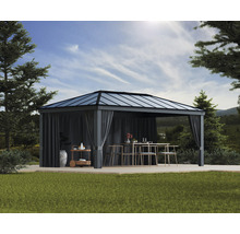 Gartenpavillon mit Vorhängen, Tisch und Stühlen im Freien