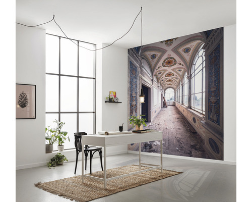Wohnraum mit Fototapete eines alten Gebäudes, Schreibtisch und Fenster