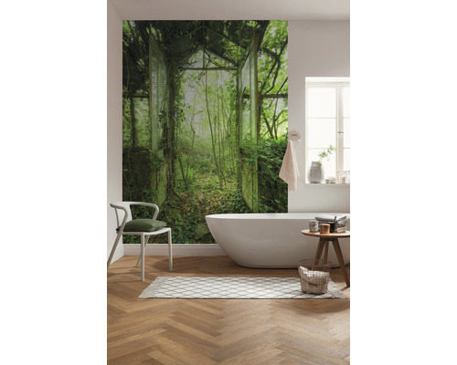 Badezimmer mit Fototapete, Badewanne, Stuhl und Teppich