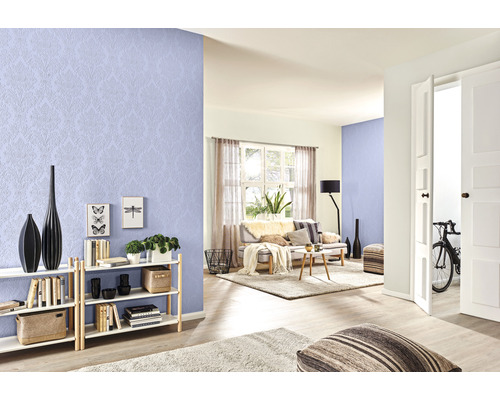 Helles Wohnzimmer mit gemusterter Tapete, Regal und Möbeln