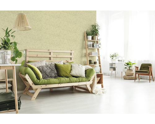 Helles Wohnzimmer mit Holzsofa, Pflanzen und dekorativer Wand