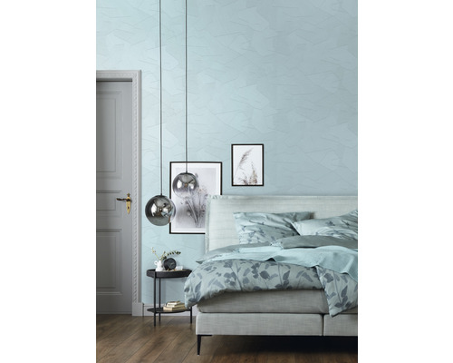 Schlafzimmer mit Bett, Nachttisch, Pendelleuchten und dekorativer Wandgestaltung