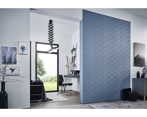 Modernes Wohnzimmer mit blauer Strukturtapete, Schreibtisch und schwarzer Büroeinrichtung