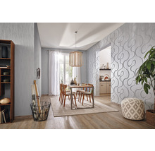 Modernes Esszimmer mit gemusterten Tapeten, Holztisch und Stühlen.