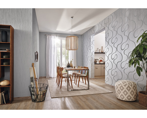 Modernes Esszimmer mit gemusterten Tapeten, Holztisch und Stühlen.