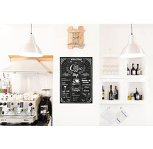 Helle, freundliche Kaffeeecke mit Kaffeemaschine, Getränken und Dekoration