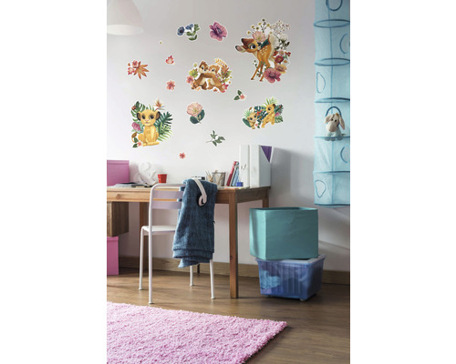 Wanddekoration mit Disney Motiven im Kinderzimmer über einem Schreibtisch.