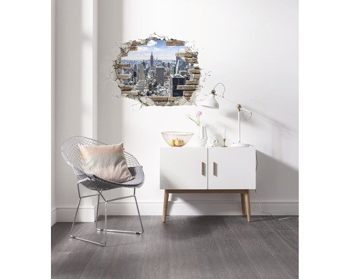 Raum mit Wandtattoo New York Skyline, Stuhl und Kommode