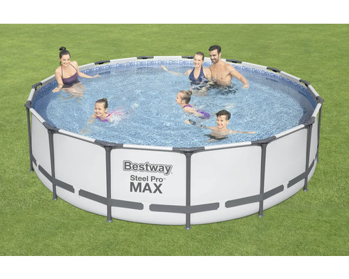 Familie badet im Bestway Stahlrahmenpool auf einer Rasenfläche.