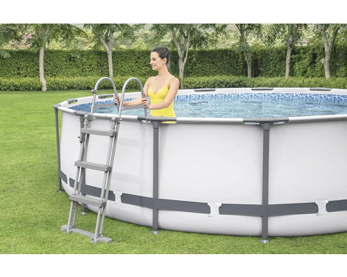 Aufstellpool mit Leiter im Garten