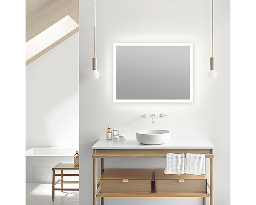 Modernes Badezimmer mit beleuchtetem Spiegel, Aufsatzwaschbecken und Holzunterschrank.