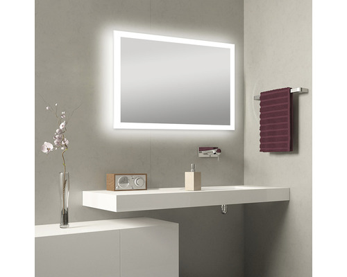 Modernes Badezimmer mit beleuchtetem Spiegel, Waschbecken, Armatur und Handtuchhalter.