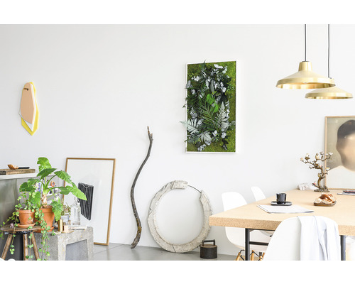 Helles Wohnzimmer mit Moosbild, Pflanzen und Dekorationen