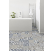 Badezimmer mit Badewanne, Leiter und Bodenfliesen im Patchworkdesign