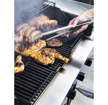 Grill mit Hähnchen, Wurst und Burger, Grillzange in der Hand