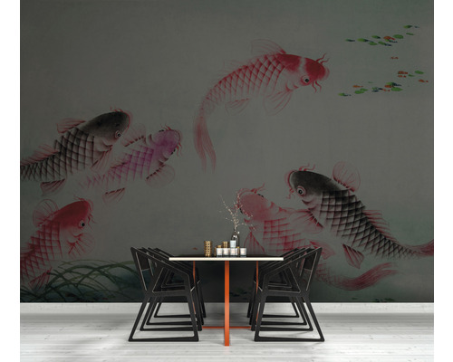 Esszimmer mit Wandtapete mit Fischmotiv, Esstisch und Stühlen.