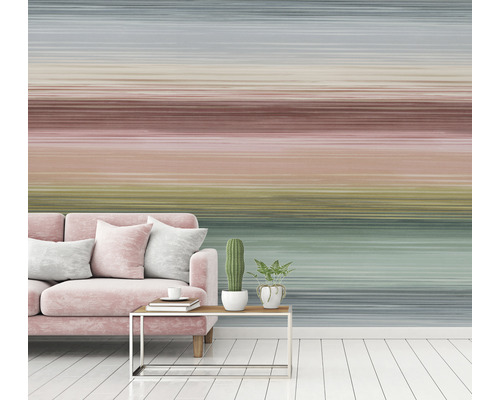 Wohnzimmer mit Couch, Tisch und gemusterter Tapete