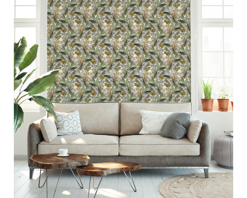 Ein Wohnzimmer mit einer Couch und einer Wandtapete mit Pflanzenmotiven.