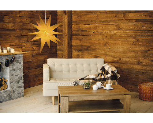 Wohnzimmer mit Sofa, Holzwand und Sternleuchte