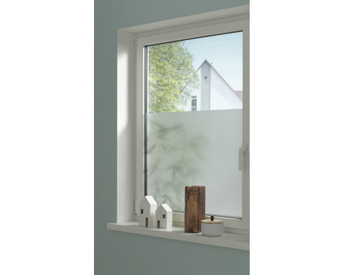 Fenster mit Sichtschutzfolie, dekoriert mit Häusern und Vasen