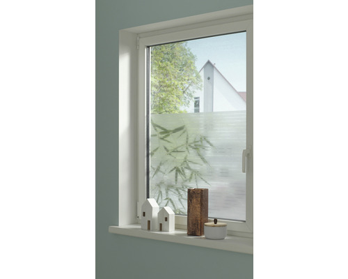 Weißes Fenster mit Dekoration auf der Fensterbank