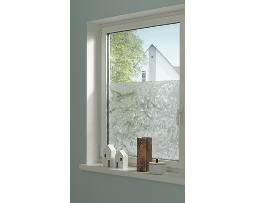 Fenster mit Milchglasfolie und Dekoration auf Fensterbank