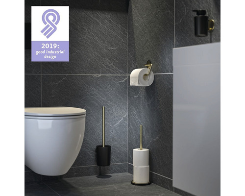 Modernes Badezimmer mit Toilette, Toilettenpapierhalter, Toilettenbürste und Auszeichnung für gutes Industriedesign