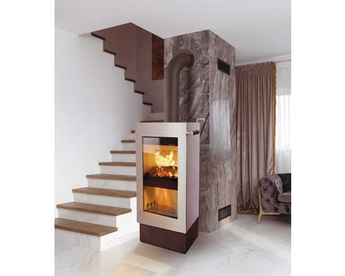 Modernes Wohnzimmer mit Kaminofen, Treppe und Vorhängen