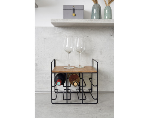 Weinregal aus Metall und Holz mit zwei Weinflaschen und zwei Weingläsern