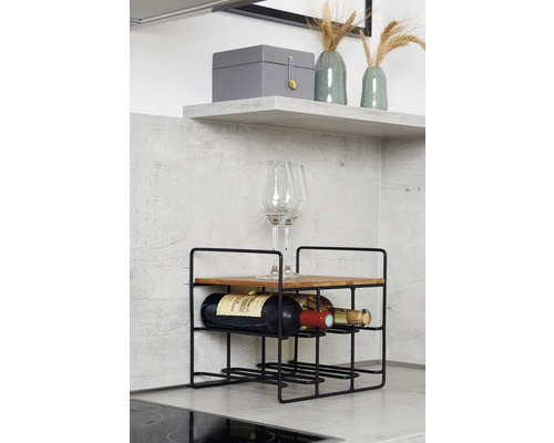 Weinregal aus Metall mit Holzablage auf einer Küchenarbeitsplatte
