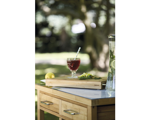 Szene mit Getränk, Schneidebrett und Gartentisch aus Bambus