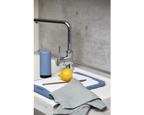 Küchenspüle mit Schneidebrett, Zitrone und Geschirrtuch