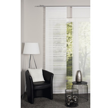 Wohnzimmer mit Schiebegardinen, Sessel und Stehlampe