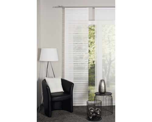 Wohnzimmer mit Schiebegardinen, Sessel und Stehlampe