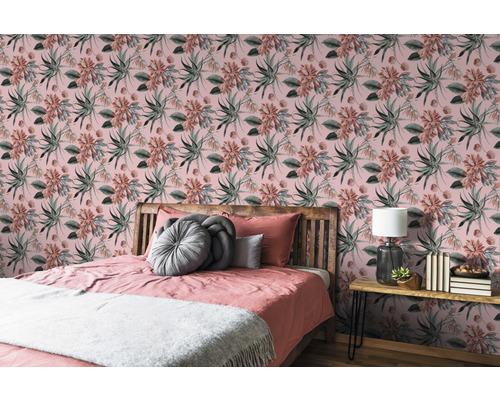 Schlafzimmer mit floral gemusterter Tapete, Bett und Nachttisch
