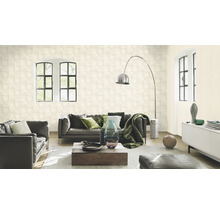 Wohnzimmer mit Tapete im Quadratmuster, Sofas und Dekorationsgegenständen für eine moderne Inneneinrichtung.