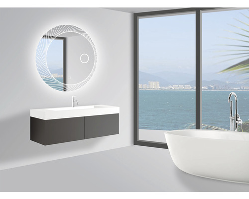 Modernes Badezimmer mit beleuchtetem Spiegel, Waschtisch und Badewanne vor einem Fenster mit Meerblick.