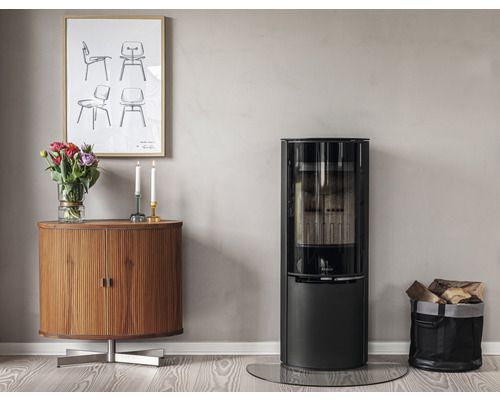 Wohnzimmer mit Kaminofen, Holzschrank, Holzkohlekorb und Dekorationsartikeln