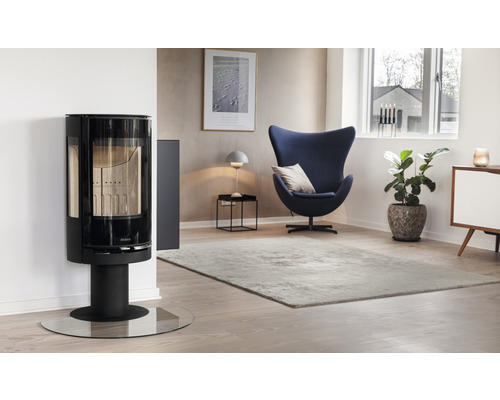 Modernes Wohnzimmer mit Kaminofen und blauer Sessel