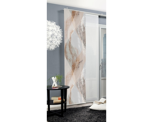 Dekorativer Schiebevorhang mit abstraktem Muster in einem Wohnraum.