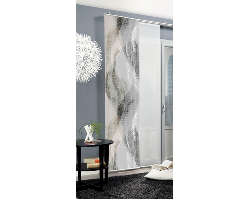 Dekoratives Schiebegardinen-Set mit abstraktem Muster vor einem Fenster.