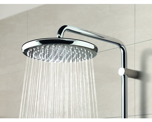 Regendusche mit Wasserstrahl im Badezimmer