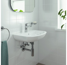 Badezimmer mit Waschbecken, Armatur, Spiegel und Handtuchring