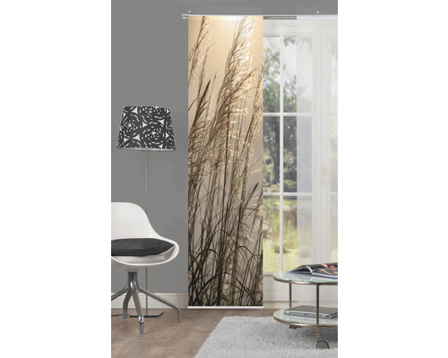 Wohnraum mit Schiebevorhang mit Pflanzenmotiv vor Fenster