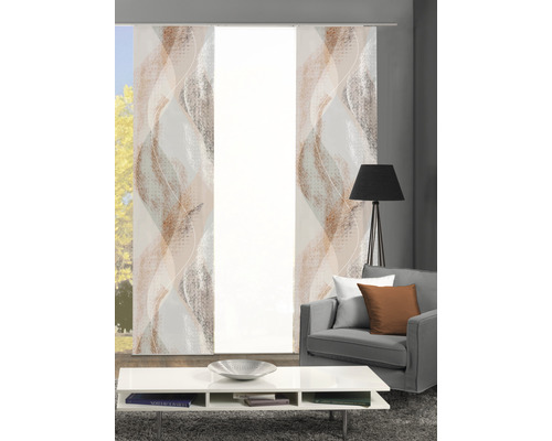 Wohnzimmer mit Schiebegardinen mit Wellenmuster vor einem Fenster, Sofa, Lampe und Tisch