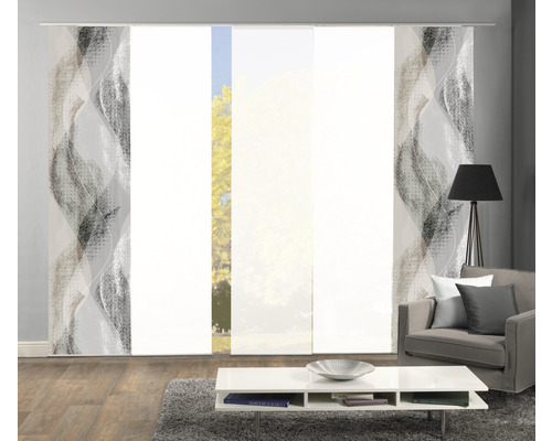 Schiebegardinen mit abstraktem Muster im Wohnzimmer