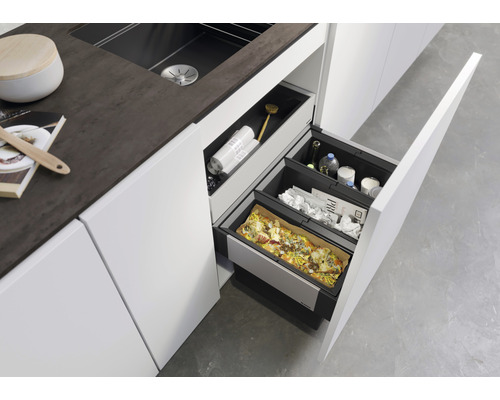 Küchenschrank mit Mülleimer zur Mülltrennung in der Küche