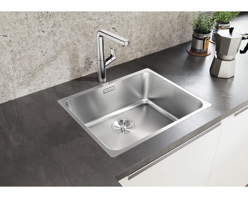 Edelstahlspüle mit Armatur auf einer Arbeitsplatte