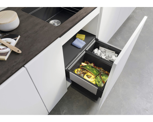 Küchenschrank mit Abfalltrennsystem und zwei Müllbehältern