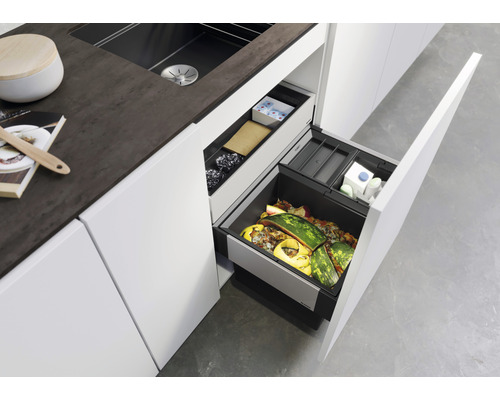 Offener Küchenschrank mit Mülltrennsystem und verschiedenen Abfallbehältern